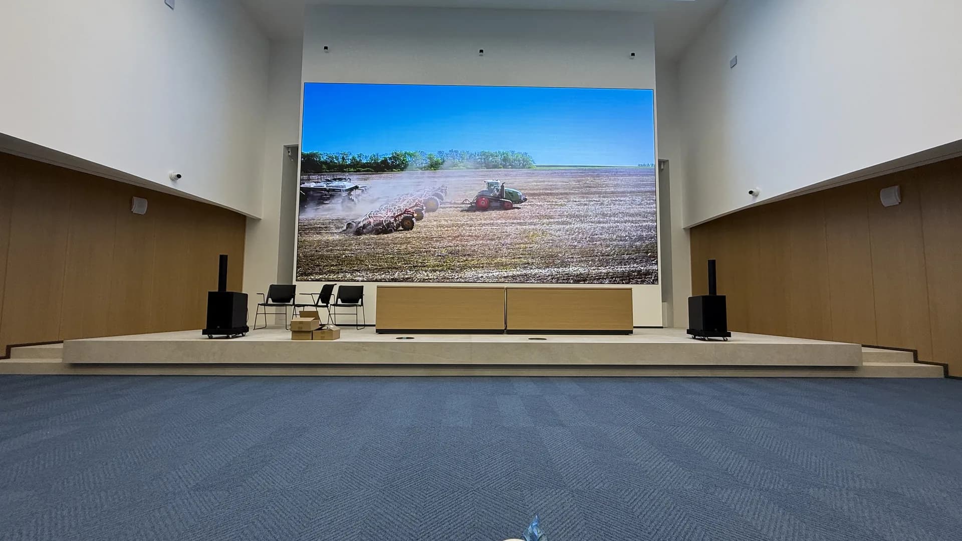 Конференц-зал научно-исследовательского центра АО Фирма «Август»