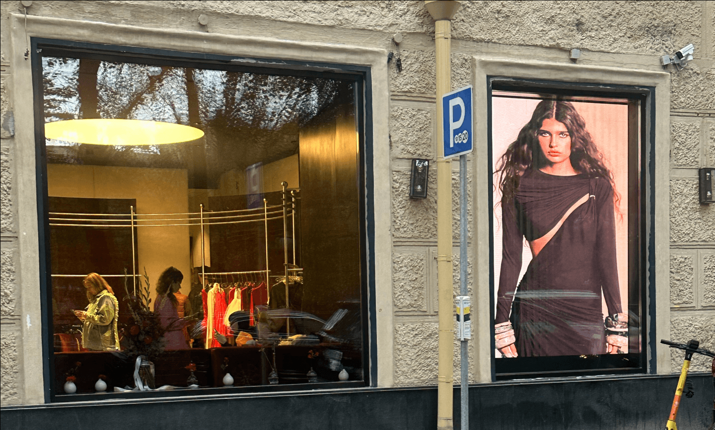 Digital Signage в шоуруме Say No More
